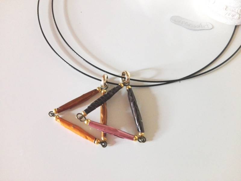 Halskette Aus Kaffeekapseln Geo Dreieck Halsreif Mit Nespresso Anhänger, Recycling Drahtkette Kette Anhänger 033 Halskette Aus Kaffeekapseln Geo Dreieck Halsreif Mit Nespresso Anhänger, Recycling Drahtkette Kette Anhänger 033 von cupnessoArt