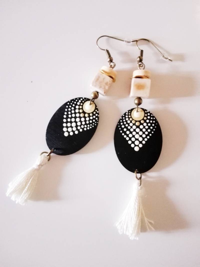 Handbemalte Mandala Punkte Ohrringe Schwarz Creme Statement Quasten Handgefertigt Upcycling Schmuck Nachhaltig 099 Handbemalte Mandala Punkte Ohrringe Schwarz Creme Statement Quasten Handgefertigt Upcycling Schmuck Nachhaltig 099 von cupnessoArt