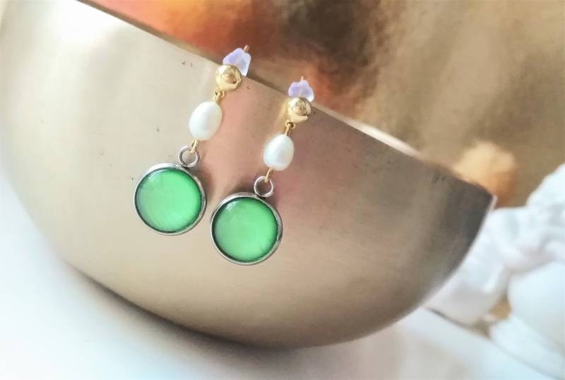 Upcycling Cabochon Ohrstecker 24K Gold Mit Perlen, Vergoldete Kugelohrstecker Recycling Hellgrün, Perlen 093 von cupnessoArt