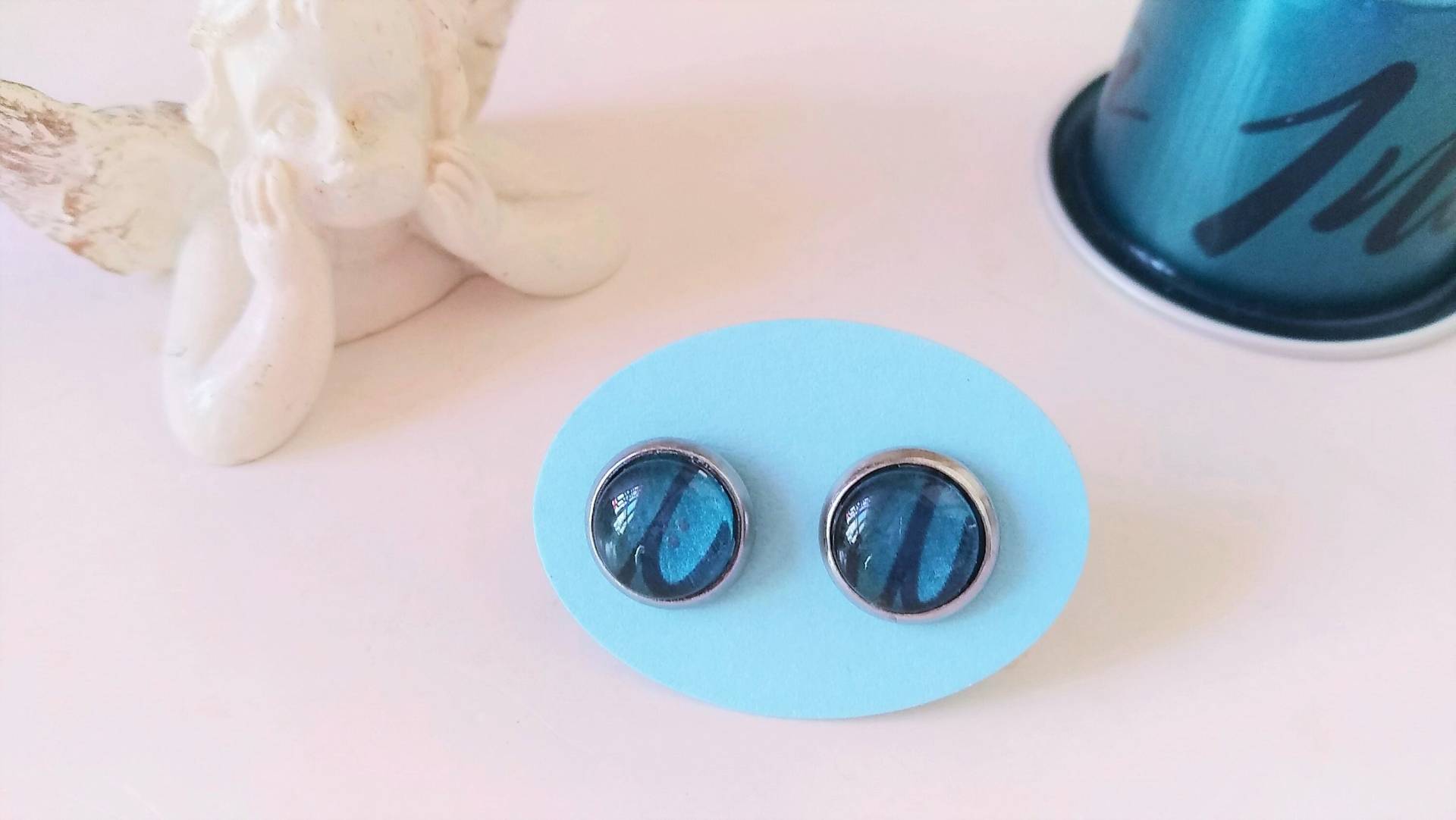 Kaffeekapsel Cabochon Ohrstecker Edelstahl Türkis Aus Recycling Nespresso Nachhaltig - Farbwahl 125 Kaffeekapsel Cabochon Ohrstecker Edelstahl Türkis Aus Recycling Nespresso Nachhaltig - Farbwahl 125 von cupnessoArt