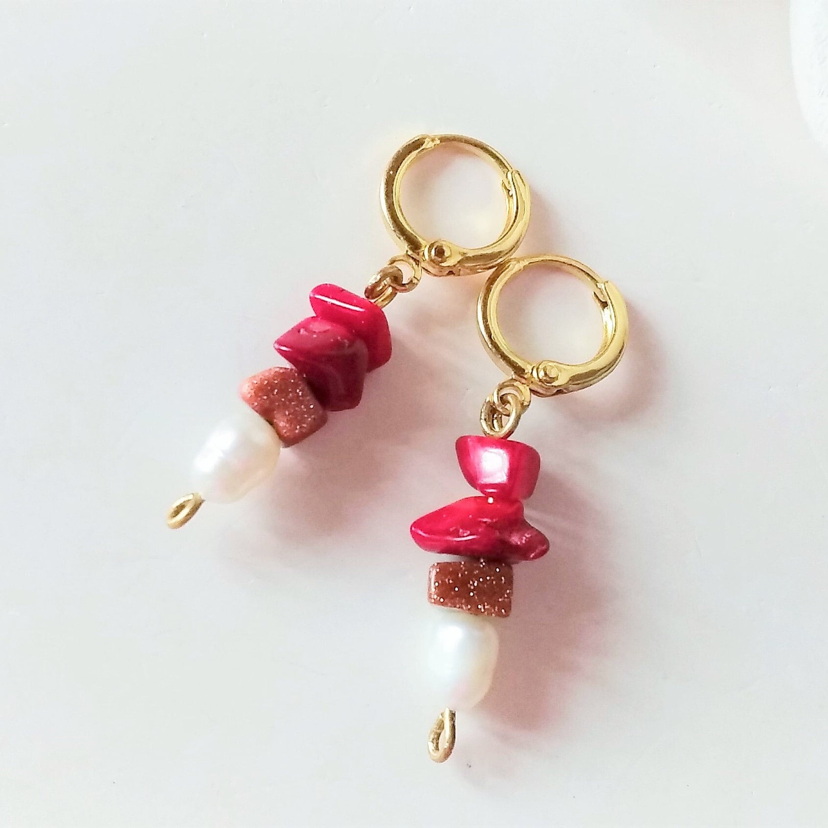 Kleine Gold Kreolen Mit Koralle Und Edelstein Goldfluss Echten Perlen, Rot Weiss Ohrringe Splitterohrringe 039 von cupnessoArt