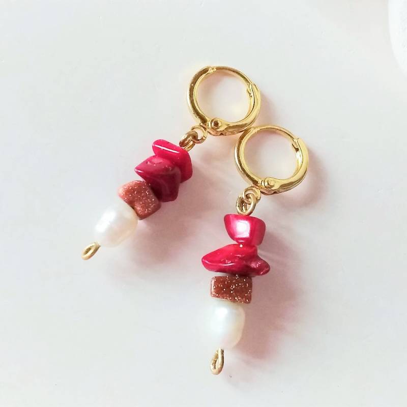 Kleine Gold Kreolen Mit Koralle Und Edelstein Goldfluss Echten Perlen, Rot Weiss Ohrringe Splitterohrringe 039 von cupnessoArt