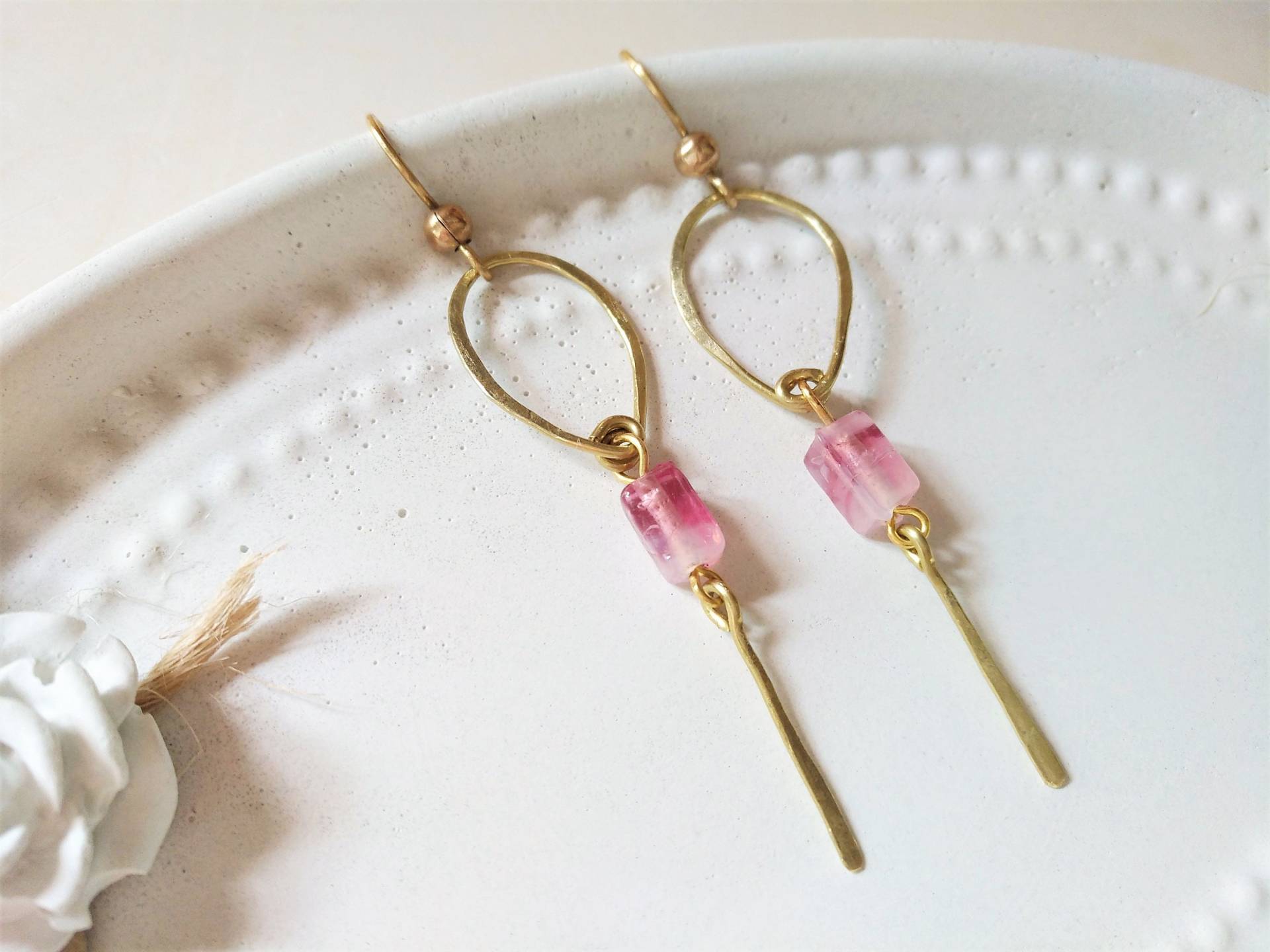 Kleine Messing Ohrringe Tropfen Mit Rosa Glas, Gehämmerte Draht Fransen Stab, Schmuck 024 Kleine Messing Ohrringe Tropfen Mit Rosa Glas, Gehämmerte Draht Fransen Stab, Schmuck 024 von cupnessoArt