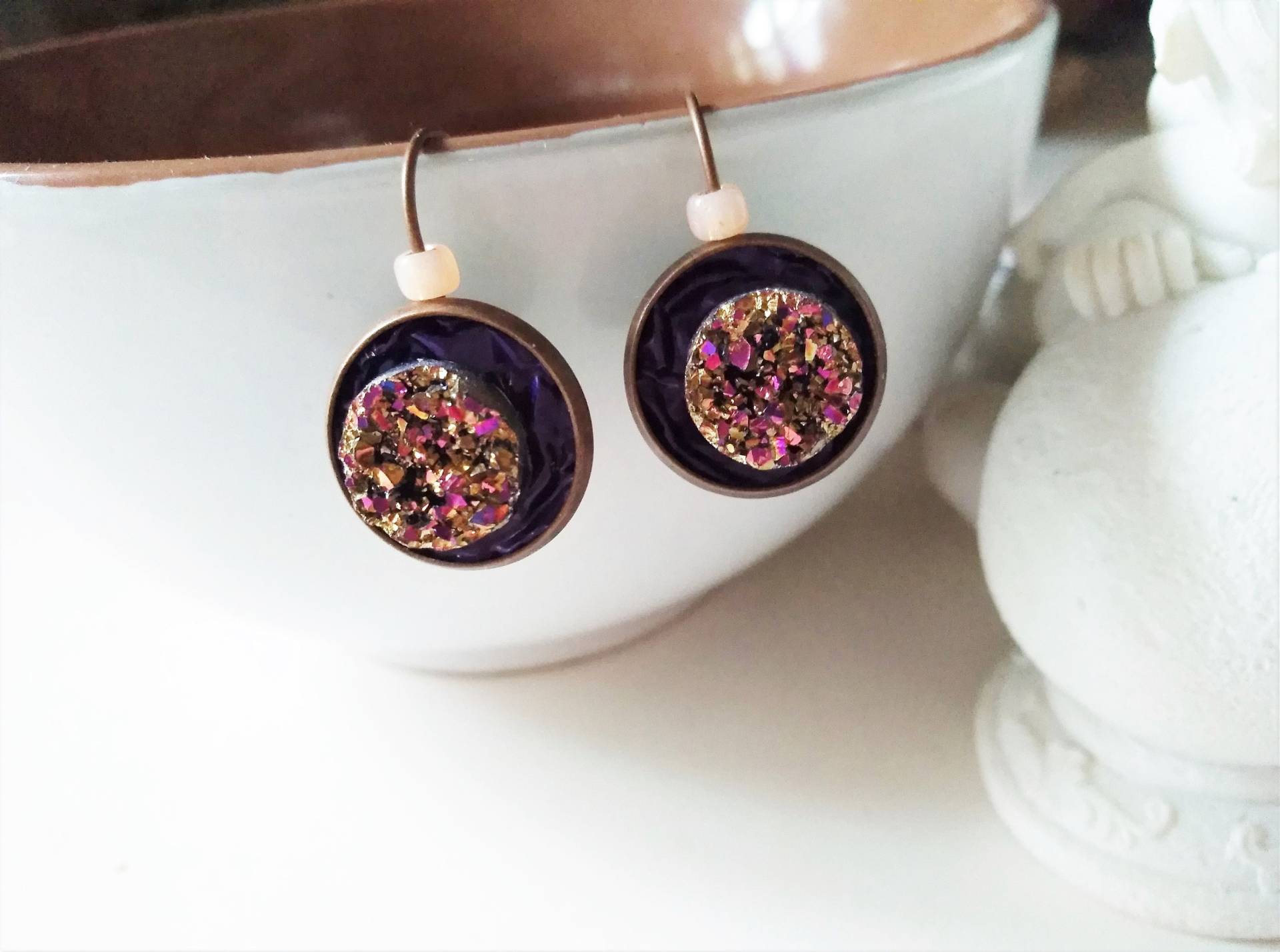 Kupfer Cabochon Ohrringe Druzy Eiskristall Glitzer Ohrringe, Runde Brisur Lila Rosa Resin 329 Kupfer Cabochon Ohrringe Druzy Eiskristall Glitzer Ohrringe, Runde Brisur Lila Rosa Resin 329 von cupnessoArt