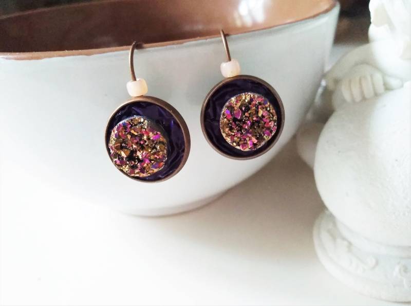 Kupfer Cabochon Ohrringe Druzy Eiskristall Glitzer Ohrringe, Runde Brisur Lila Rosa Resin 329 Kupfer Cabochon Ohrringe Druzy Eiskristall Glitzer Ohrringe, Runde Brisur Lila Rosa Resin 329 von cupnessoArt