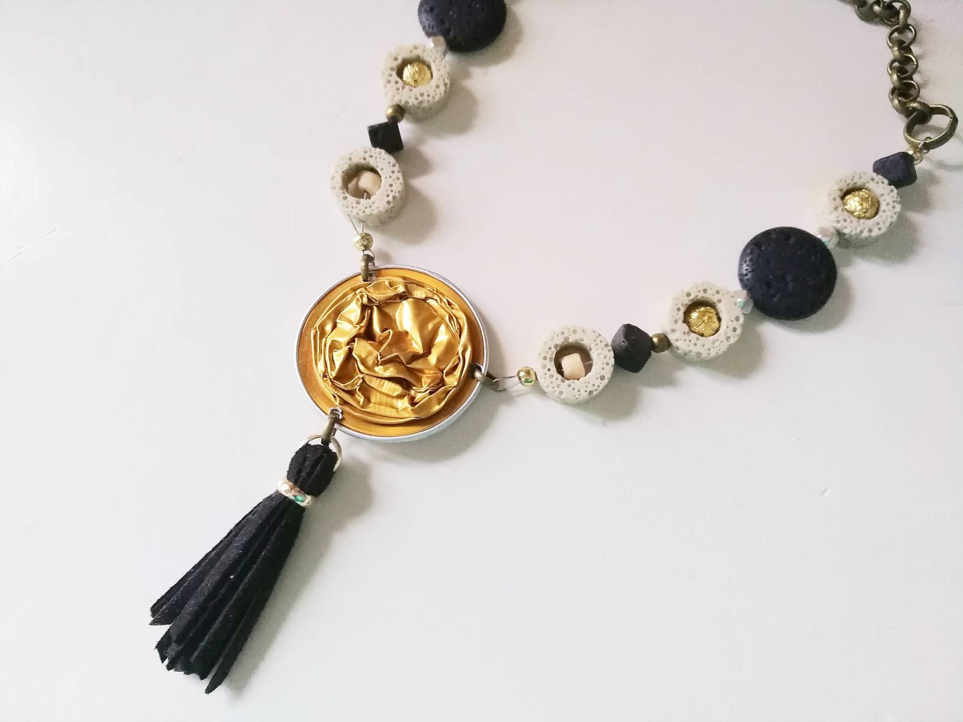 Schwarze Lava Kette Mit Recycling Scheibe Und Quaste, Creme Wendekette Button, Quastenkette 106 Schwarze Lava Kette Mit Recycling Scheibe Und Quaste, Creme Wendekette Button, Quastenkette 106 von cupnessoArt
