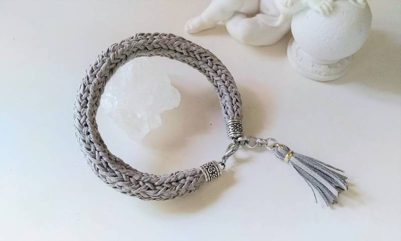 Gestricktes Papier Armband Aus Garn Hellgrau Strickarmband Mit Quaste Gestrickter Armreif, Papierschmuck, Quastenarmband 161 Gestricktes Papier Armband Aus Garn Hellgrau Strickarmband Mit Quaste Gestrickter Armreif, Papierschmuck, Quastenarmband 161 von cupnessoArt