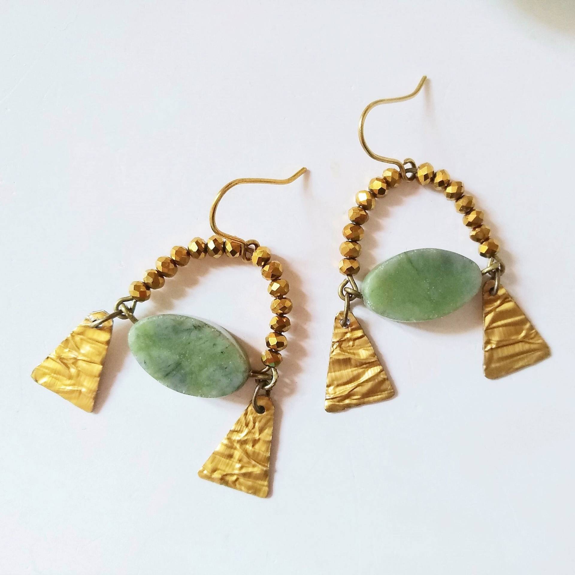 Messing Chandelier Gold Mit Geo Dreieck, Statement Bogen Ohrringe Naturstein, Dreieck Aus Recycling Kaffeekapsel Nespresso 217 Messing Chandelier Gold Mit Geo Dreieck, Statement Bogen Ohrringe Naturstein, Dreieck Aus Recycling Kaffeekapsel Nespresso 217 von cupnessoArt