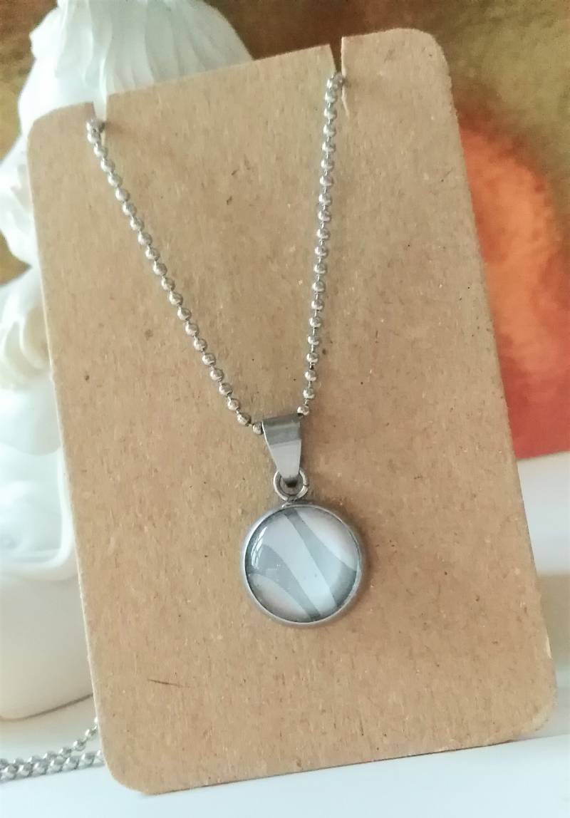 Recycling Cabochon Halskette Grau, Kugelkette Mit Edelstahl Anhänger, Graue Kette Kaffeekapsel Nachhaltig 002 Recycling Cabochon Halskette Grau, Kugelkette Mit Edelstahl Anhänger, Graue Kette Kaffeekapsel Nachhaltig 002 von cupnessoArt