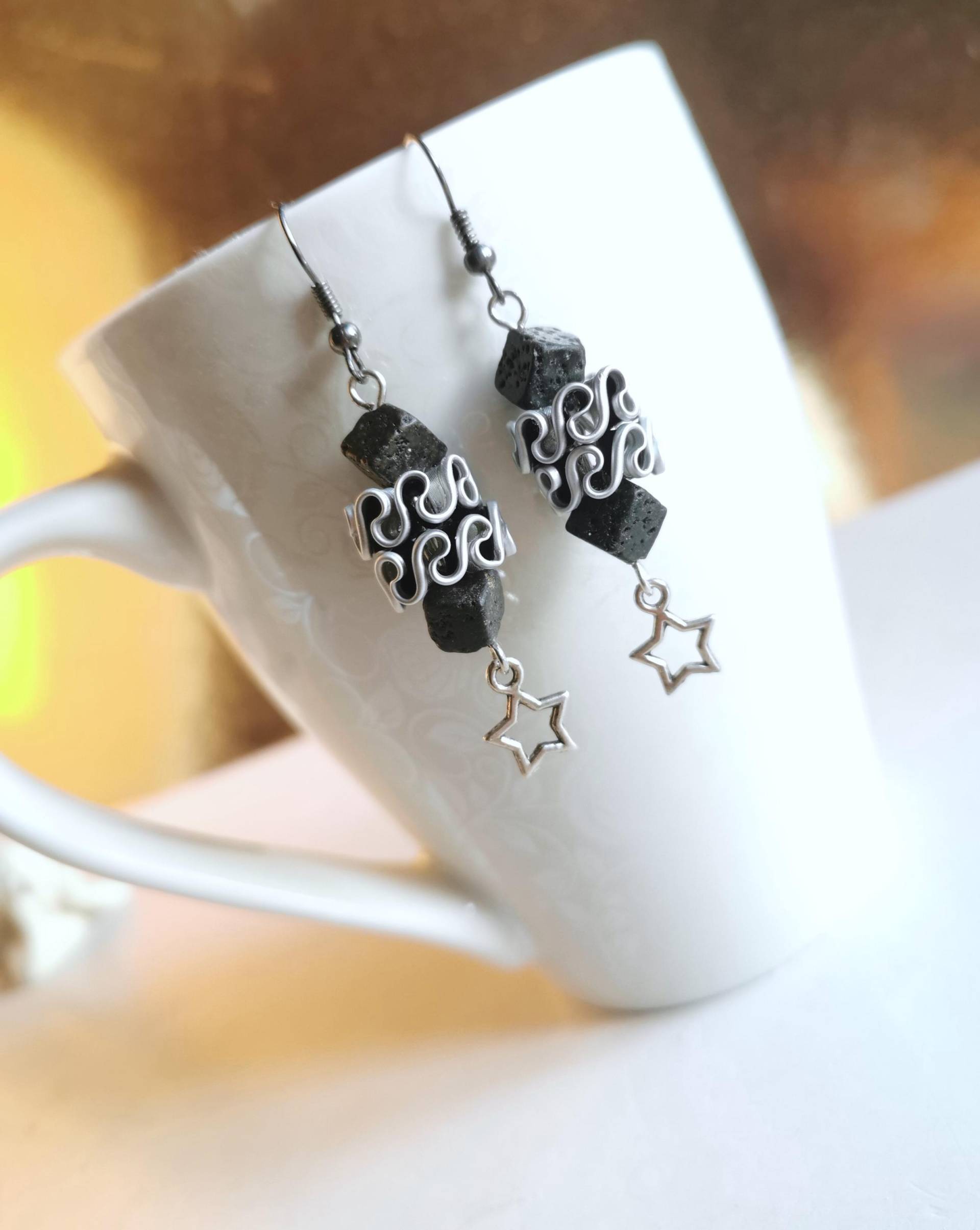 Upcycling Ornament Ohrringe Mit Stern, Lava Würfel Schwarz Silber, Stern Ohrringe, Nespresso Kaffeekapsel Schmuck Eco 123 Upcycling Ornament Ohrringe Mit Stern, Lava Würfel Schwarz Silber, Stern Ohrringe, Nespresso Kaffeekapsel Schmuck Eco 123 von cupnessoArt