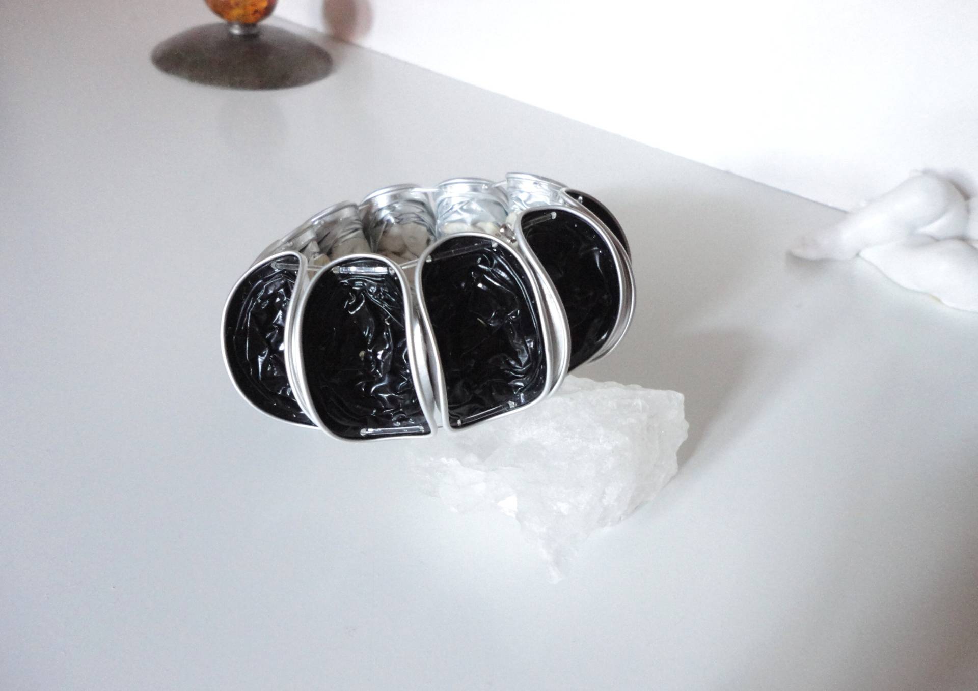 Breites Statement Armband Schwarz Aus Recycling Kaffeekapsel, Gothic Nespresso Upcycling Nachhaltiger Schmuck, Armreif Dehnbar 281 Breites Statement Armband Schwarz Aus Recycling Kaffeekapsel, Gothic Nespresso Upcycling Nachhaltiger Schmuck, Armreif Dehnbar 281 von cupnessoArt