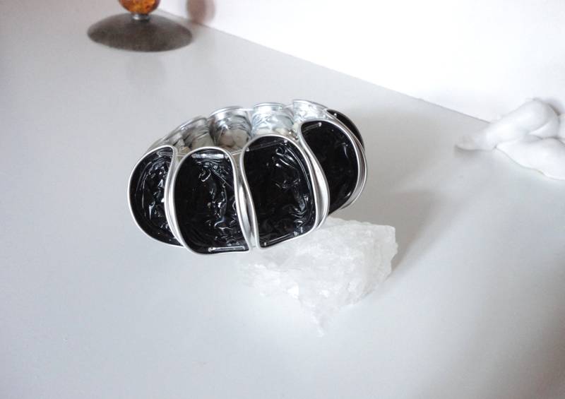 Breites Statement Armband Schwarz Aus Recycling Kaffeekapsel, Gothic Nespresso Upcycling Nachhaltiger Schmuck, Armreif Dehnbar 281 von cupnessoArt