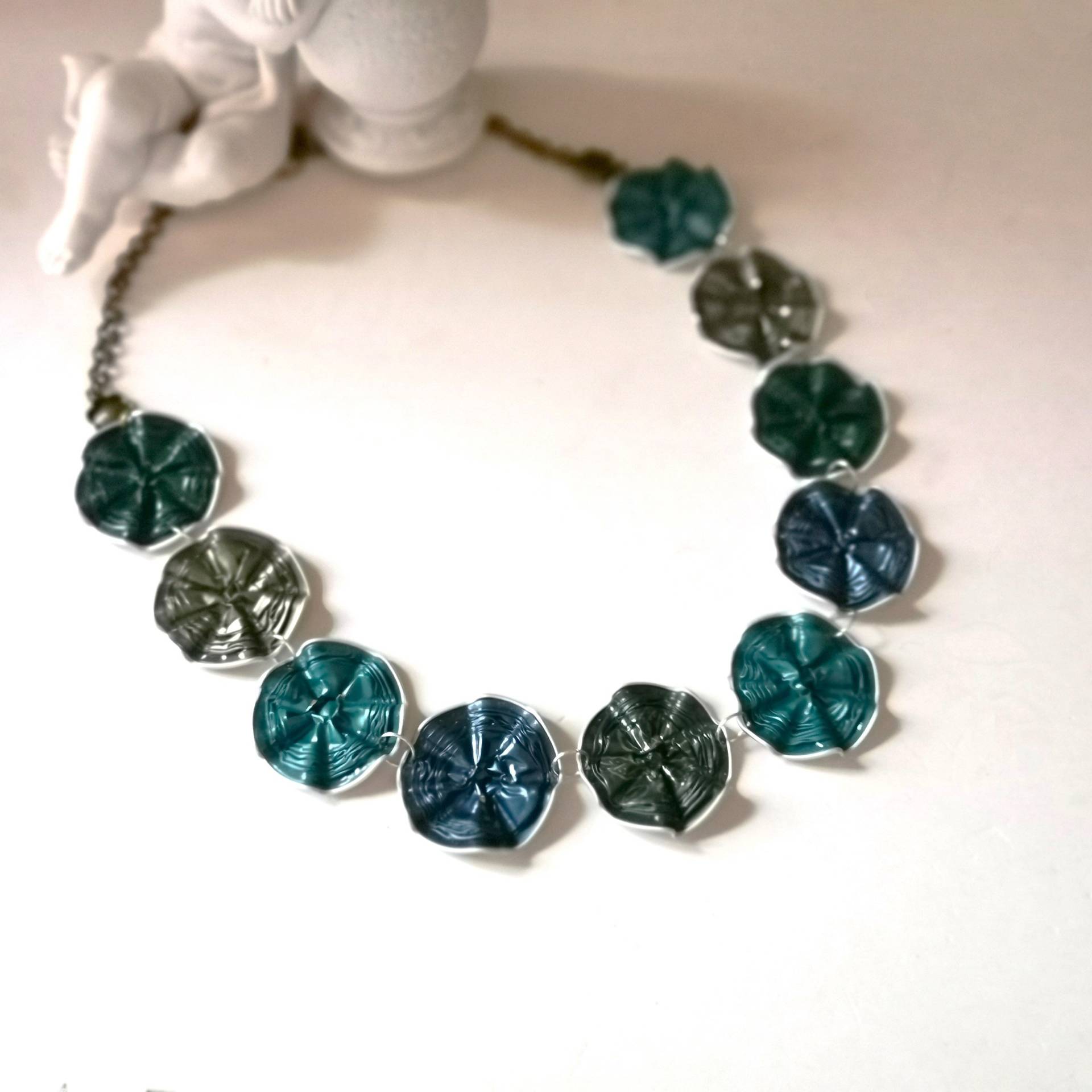 Recycling Statement Halskette Aus Kaffeekapseln Dunkelgrün Petrol, Blumen Scheiben Kette Upcycling Nespresso Schmuck Nachhaltig 189 Recycling Statement Halskette Aus Kaffeekapseln Dunkelgrün Petrol, Blumen Scheiben Kette Upcycling Nespresso Schmuck Nachhaltig 189 von cupnessoArt