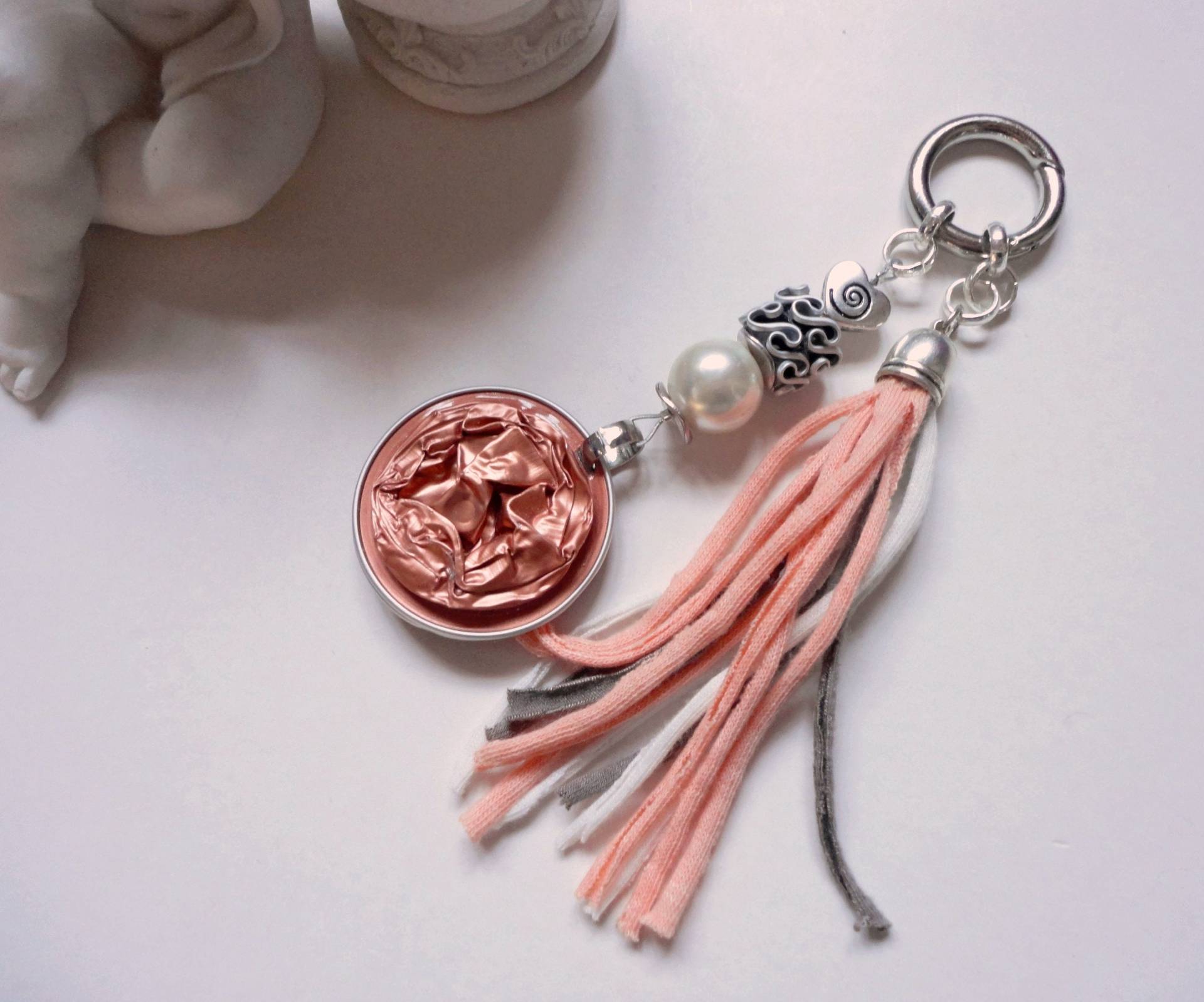Rosegold Taschenanhänger Mit Quasten Taschenbaumler Upcycling Nespresso Scheibe, Stoff Taschen Anhänger 003 Rosegold Taschenanhänger Mit Quasten Taschenbaumler Upcycling Nespresso Scheibe, Stoff Taschen Anhänger 003 von cupnessoArt