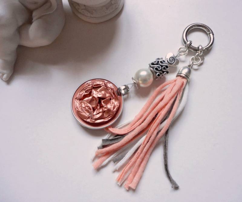Rosegold Taschenanhänger Mit Quasten Taschenbaumler Upcycling Nespresso Scheibe, Stoff Taschen Anhänger 003 Rosegold Taschenanhänger Mit Quasten Taschenbaumler Upcycling Nespresso Scheibe, Stoff Taschen Anhänger 003 von cupnessoArt
