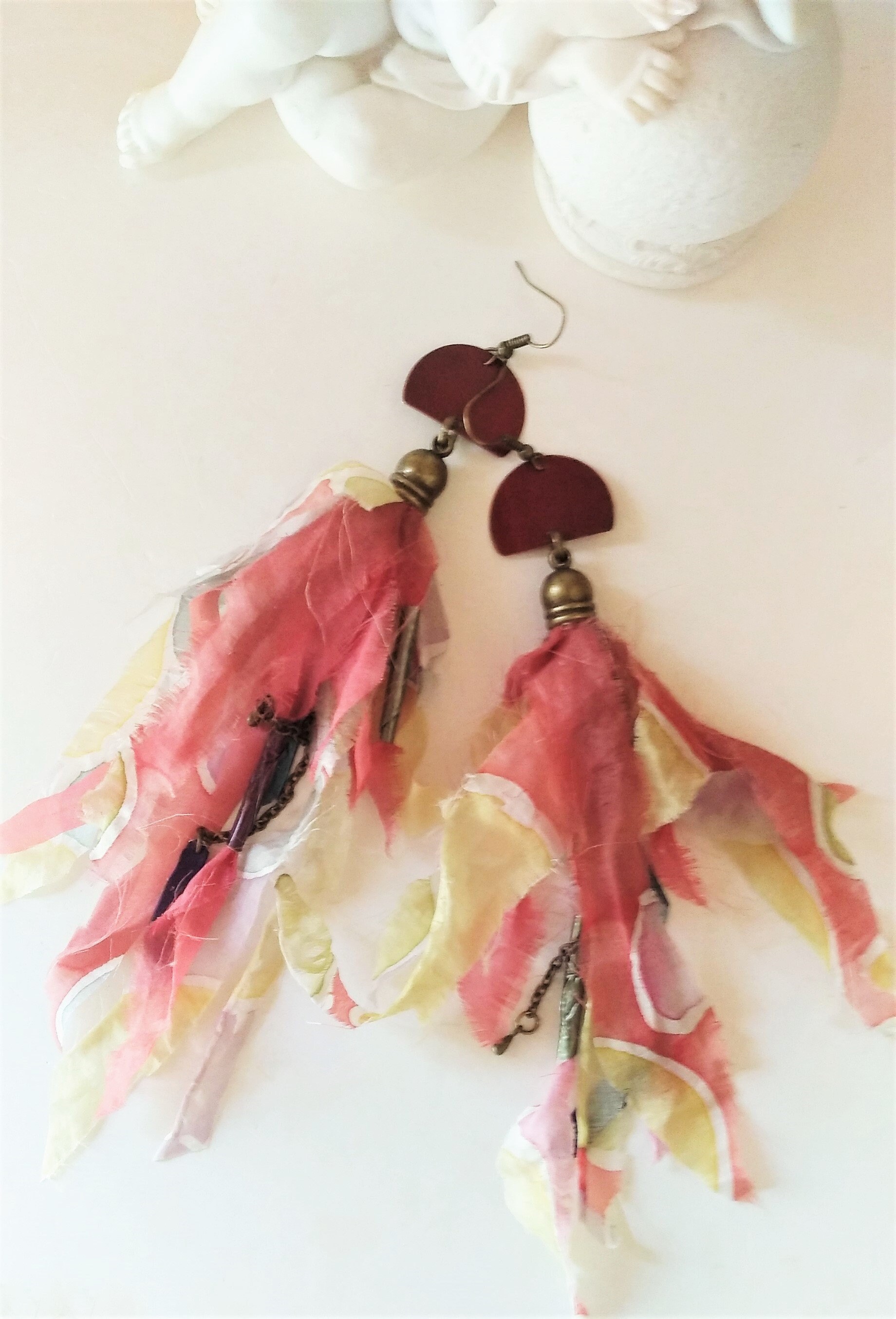 Fransen Ohrringe Aus Seide, Stoff Festival Hippie, Seiden Ohrringe, Statement Upcycling Schmuck Nachhaltig 131 Fransen Ohrringe Aus Seide, Stoff Festival Hippie, Seiden Ohrringe, Statement Upcycling Schmuck Nachhaltig 131 von cupnessoArt