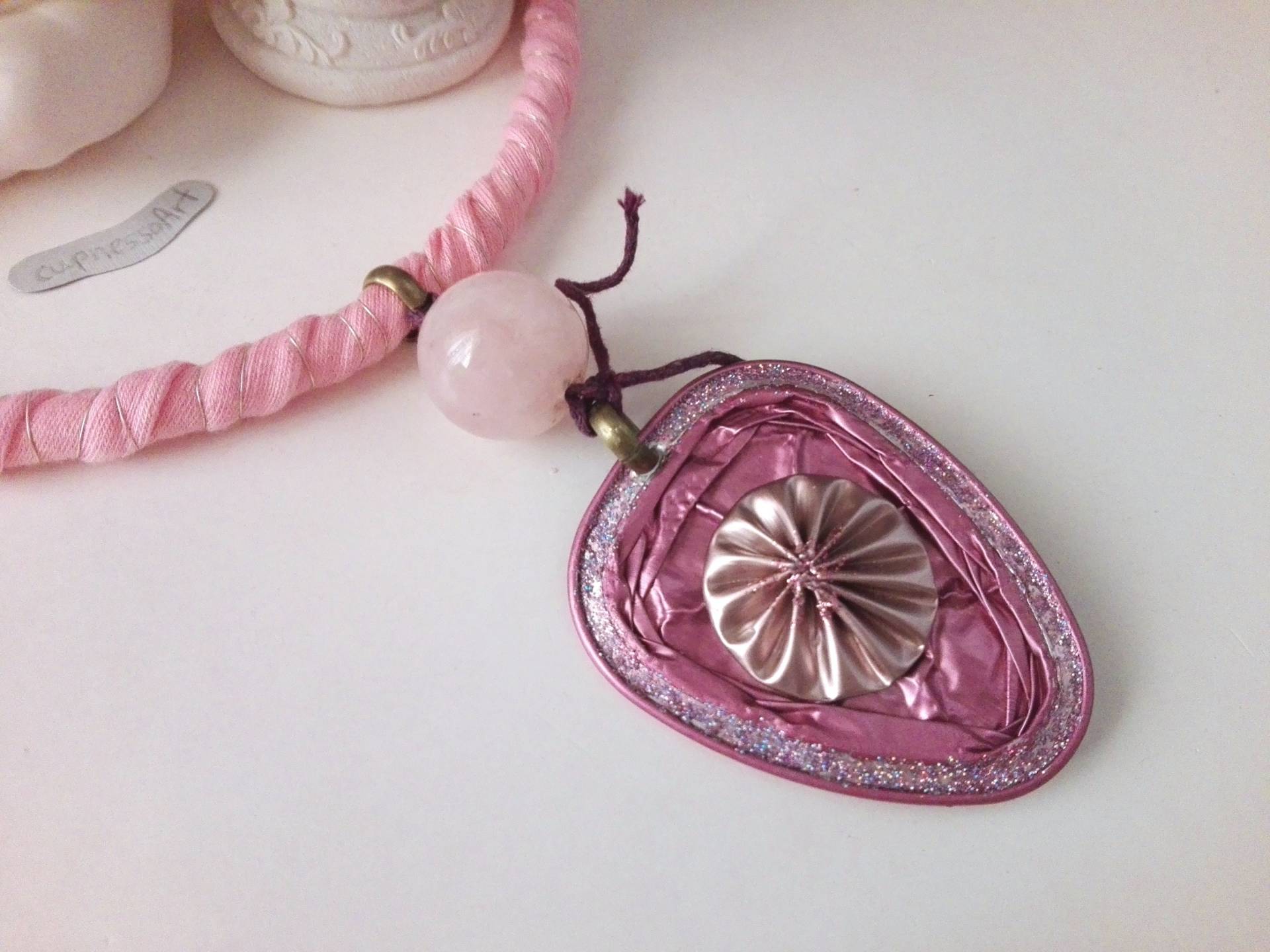 Halskette Stoff Mit Recycling Anhänger Und Rosenquarz, Wendekette Rosa Nespresso Anhänger, Statement Stoffkette Rosenquarz 204 Halskette Stoff Mit Recycling Anhänger Und Rosenquarz, Wendekette Rosa Nespresso Anhänger, Statement Stoffkette Rosenquarz 204 von cupnessoArt