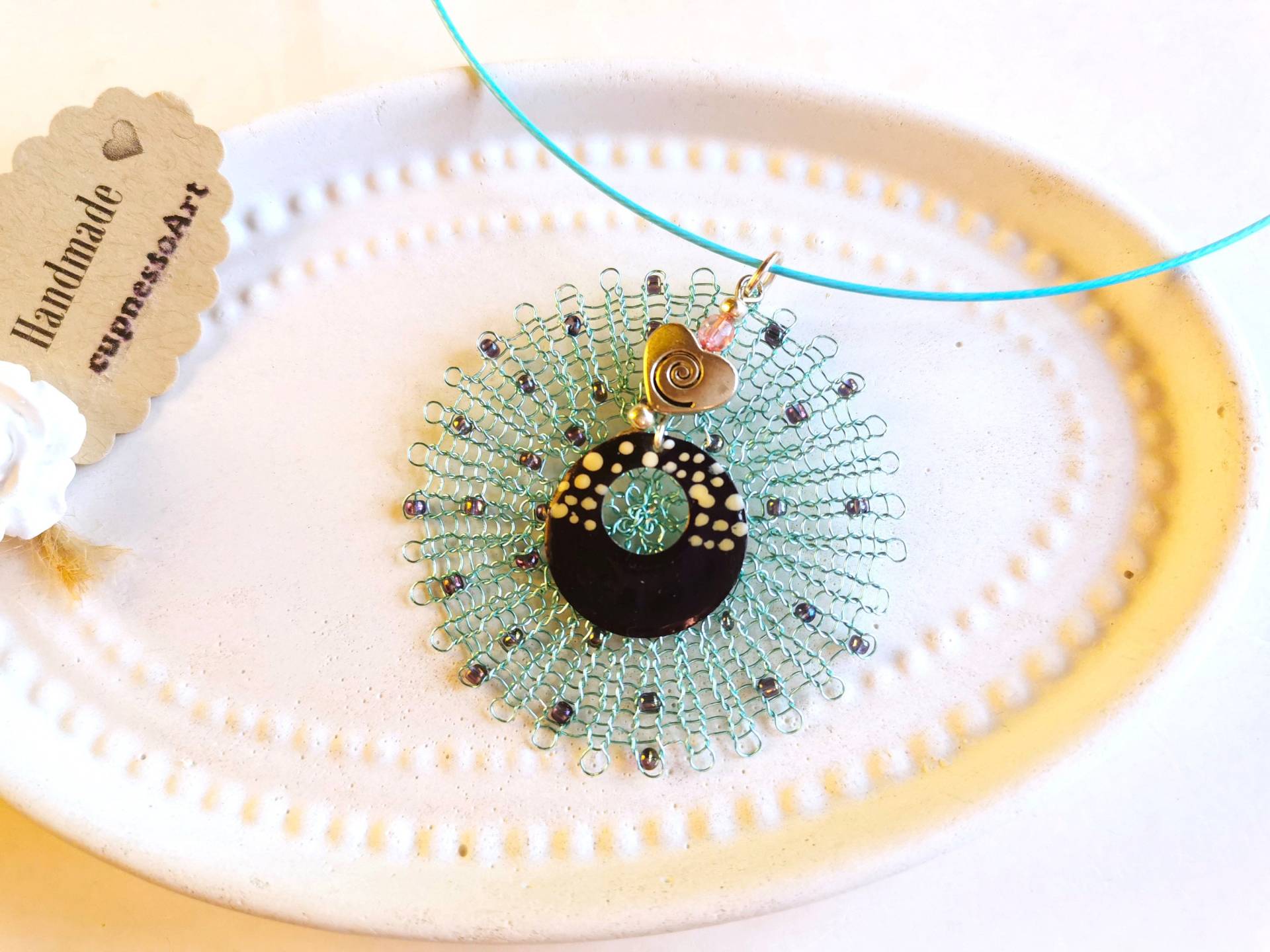 Türkis Halsreif Mit Draht Anhänger Gestrickt, Zarter Gestrickter Drahtschmuck Sonne Recycling Scheibe 028 Türkis Halsreif Mit Draht Anhänger Gestrickt, Zarter Gestrickter Drahtschmuck Sonne Recycling Scheibe 028 von cupnessoArt