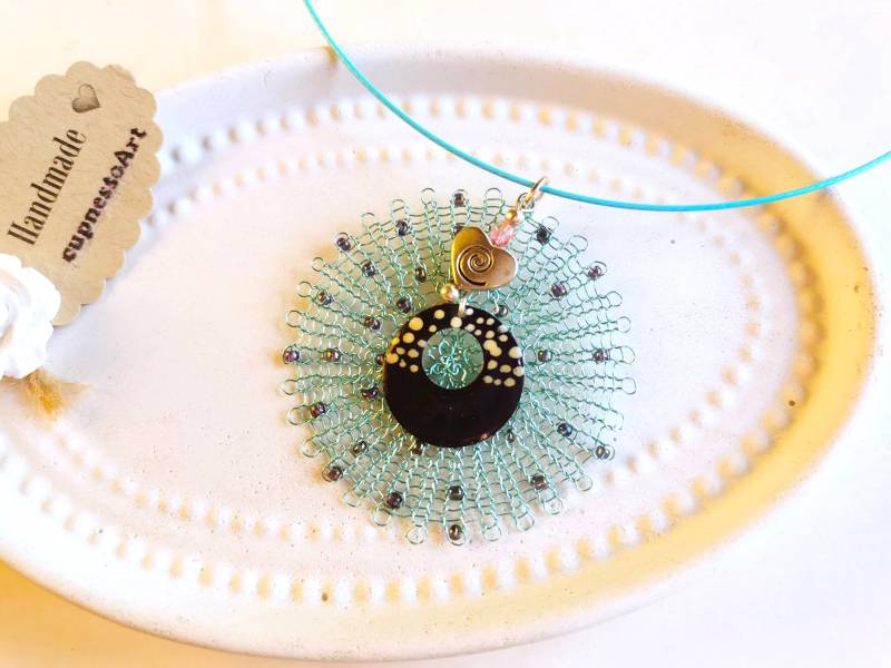 Türkis Halsreif Mit Draht Anhänger Gestrickt, Zarter Gestrickter Drahtschmuck Sonne Recycling Scheibe 028 von cupnessoArt