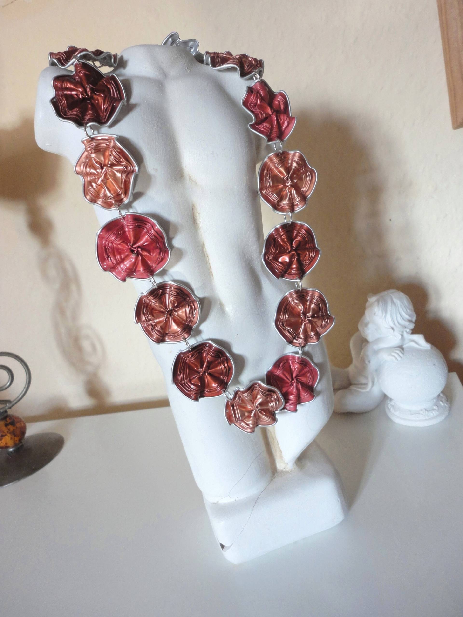 Upcycling Statement Halskette Blumen Kette Lachsrot Terrakotta, Recycling Kaffeekapsel Schmuck Nachhaltig 092 Upcycling Statement Halskette Blumen Kette Lachsrot Terrakotta, Recycling Kaffeekapsel Schmuck Nachhaltig 092 von cupnessoArt