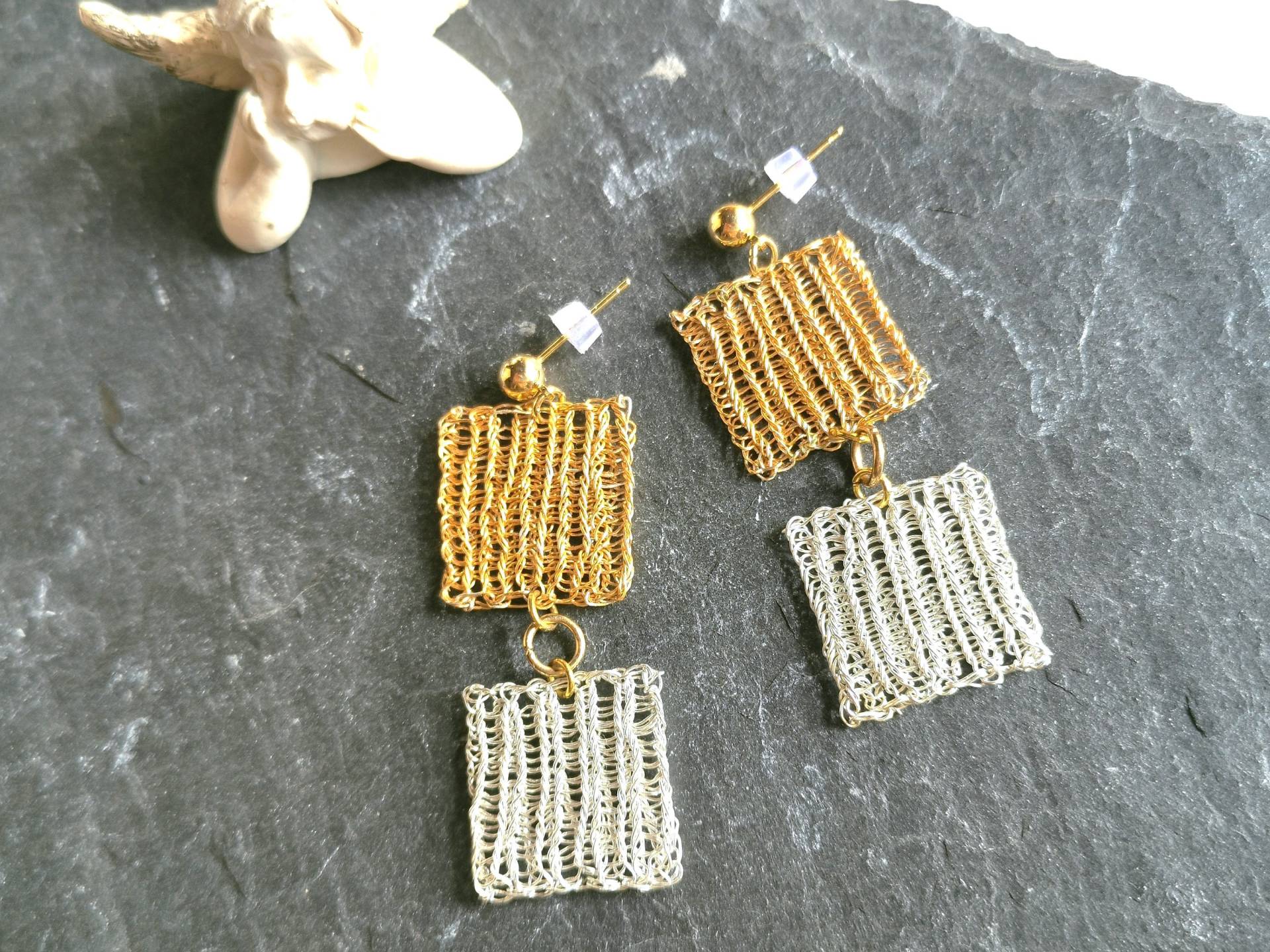 Gestrickte Statement Draht Ohrstecker Geo, Vergoldete Mit Gestrickten Quadraten Geometrisch Drahtschmuck Zart 250 Gestrickte Statement Draht Ohrstecker Geo, Vergoldete Mit Gestrickten Quadraten Geometrisch Drahtschmuck Zart 250 von cupnessoArt