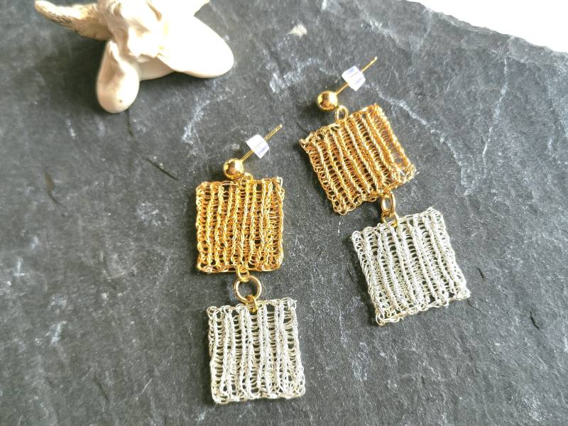 Gestrickte Statement Draht Ohrstecker Geo, Vergoldete Mit Gestrickten Quadraten Geometrisch Drahtschmuck Zart 250 von cupnessoArt