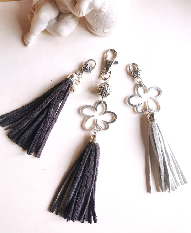 Taschenanhänger Mit Leder Quaste Aubergine Hellgrau, Wechsel Anhänger Quaste, Blumen Und Lederquasten 328 Taschenanhänger Mit Leder Quaste Aubergine Hellgrau, Wechsel Anhänger Quaste, Blumen Und Lederquasten 328 von cupnessoArt