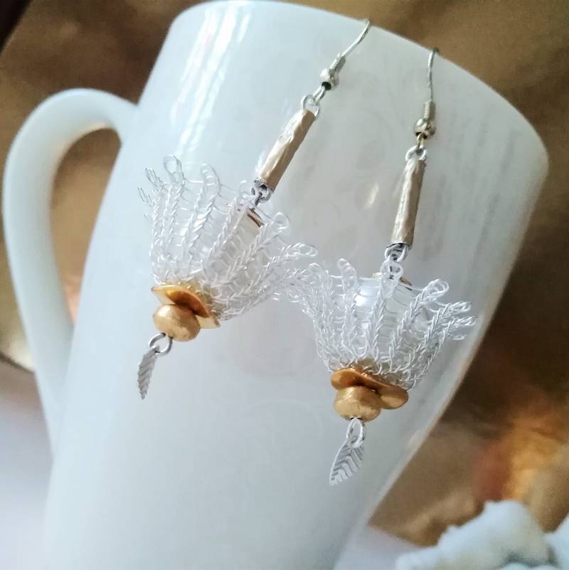 Zarte Draht Ohrringe Kelch Gestrickt, Grosse Perlen Ohrringe, Edle Gehäkelte Blumen Drahtohrringe Hochzeit Braut 310 von cupnessoArt