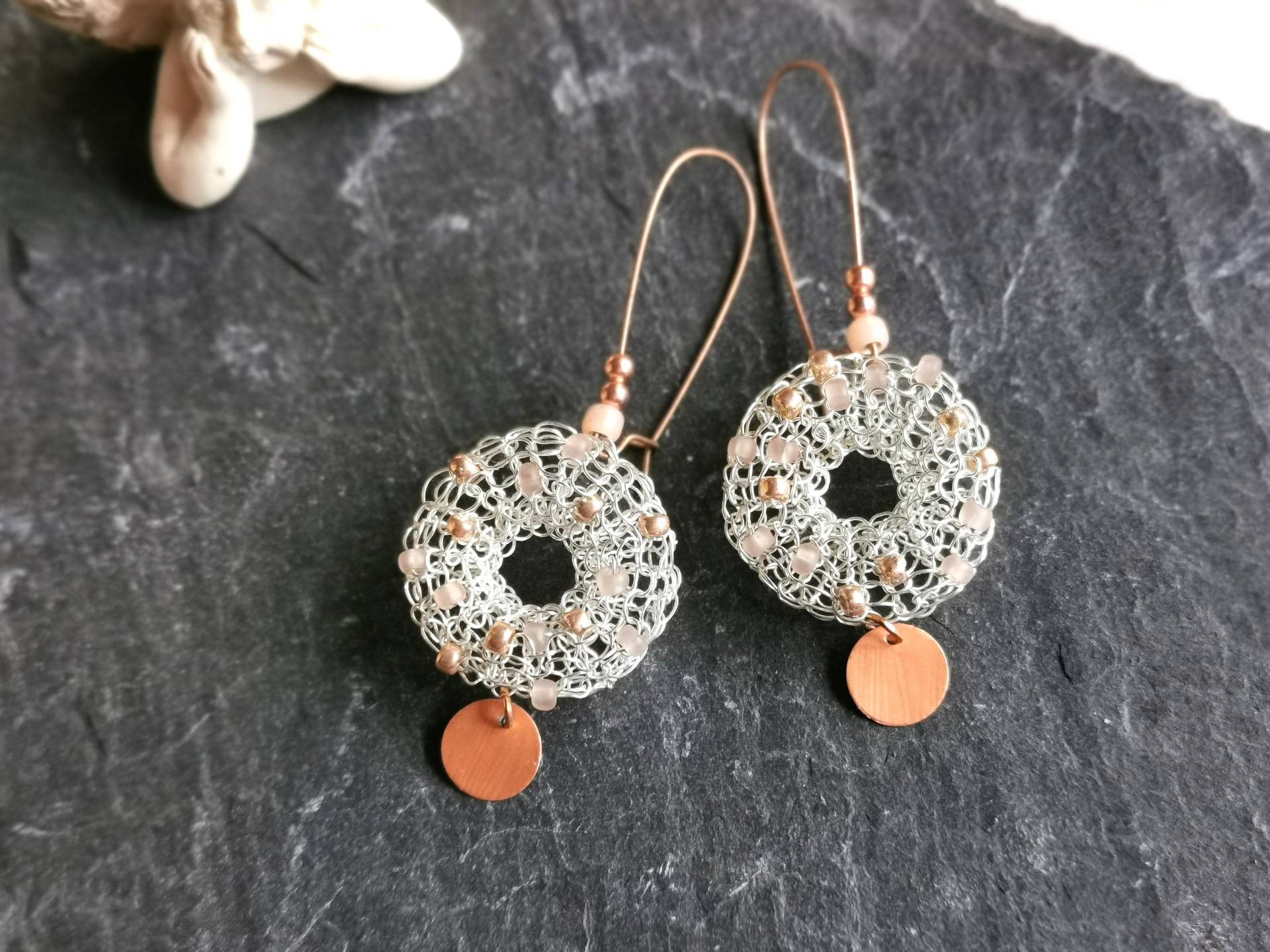 Zarte Gestrickte Draht Ohrringe Donut, Silber Kupfer Braut Hochzeit, Filigraner Drahtschmuck Gehäkelt Strickschmuck 283 Zarte Gestrickte Draht Ohrringe Donut, Silber Kupfer Braut Hochzeit, Filigraner Drahtschmuck Gehäkelt Strickschmuck 283 von cupnessoArt