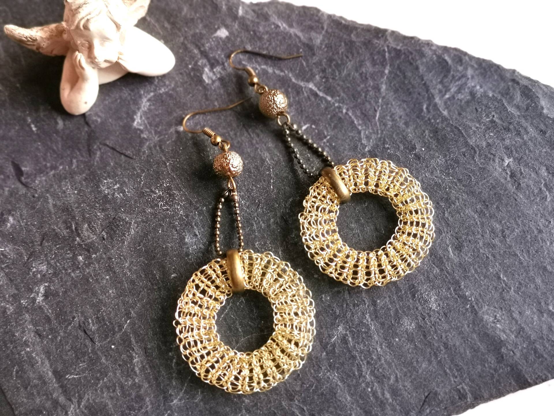 Gestrickte Statement Draht Ohrringe Kreis, Bronze Gold Kreolen, Zarter Drahtschmuck, Kugel Ketten 280 Gestrickte Statement Draht Ohrringe Kreis, Bronze Gold Kreolen, Zarter Drahtschmuck, Kugel Ketten 280 von cupnessoArt