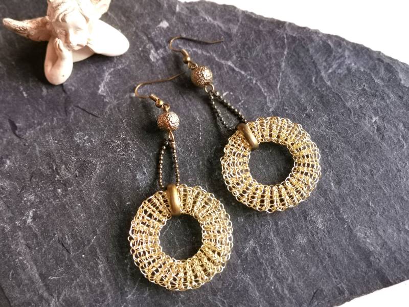 Gestrickte Statement Draht Ohrringe Kreis, Bronze Gold Kreolen, Zarter Drahtschmuck, Kugel Ketten 280 Gestrickte Statement Draht Ohrringe Kreis, Bronze Gold Kreolen, Zarter Drahtschmuck, Kugel Ketten 280 von cupnessoArt