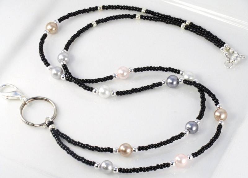 Schlüsselanhänger Aus Glasperlen Von Mademoiselle in Schwarz Mit Perlen Und von curlynetto