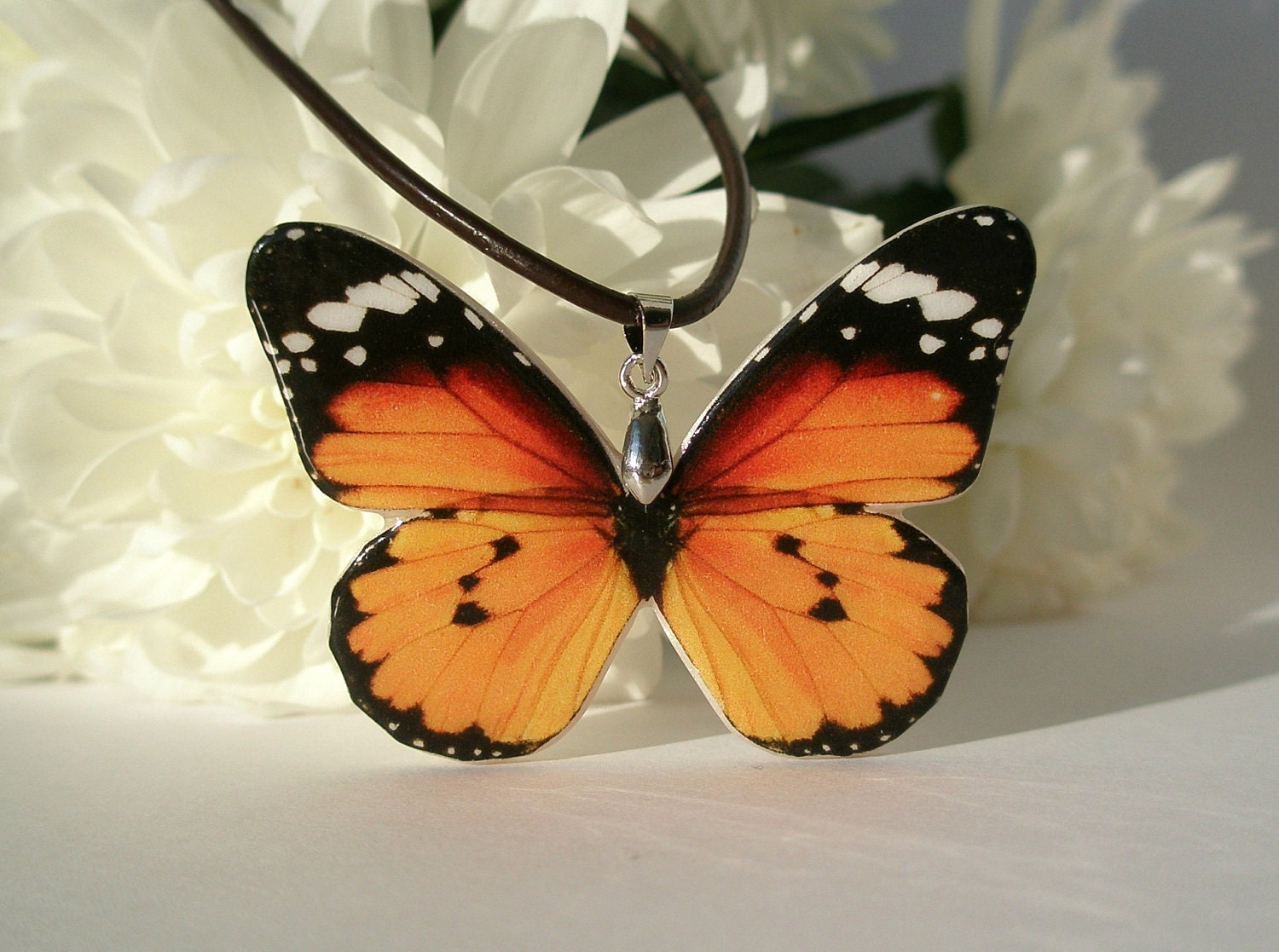 Monarchfalter Anhänger | Orange Und Schwarze Schmetterling Halskette Aus Polymer Clay Monarchfalter Anhänger | Orange Und Schwarze Schmetterling Halskette Aus Polymer Clay von cushyadornments