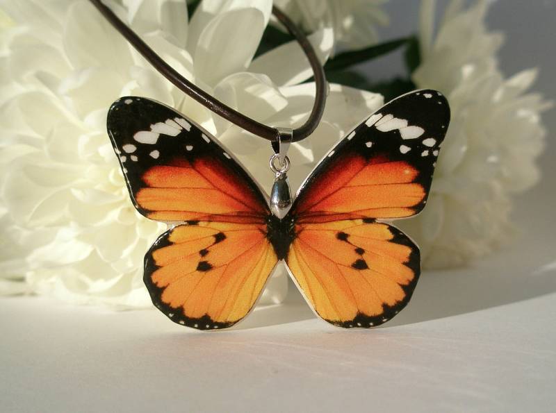 Monarchfalter Anhänger | Orange Und Schwarze Schmetterling Halskette Aus Polymer Clay von cushyadornments