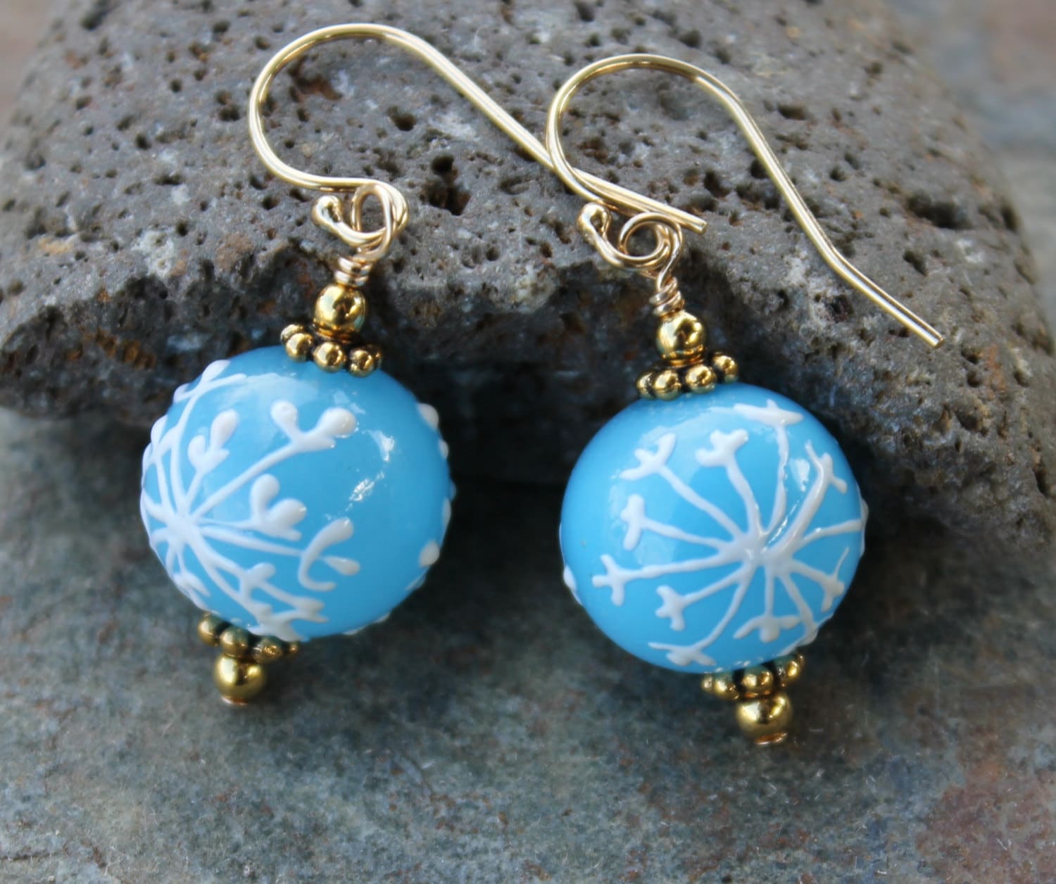 Eisblaue Schneeflocken Goldohrringe - Aqua Glas Mit Bemalten Weißen Schneeflocken, 14K Gold Filled Auch in Sterling Silber Erhältlich von cuteandfun