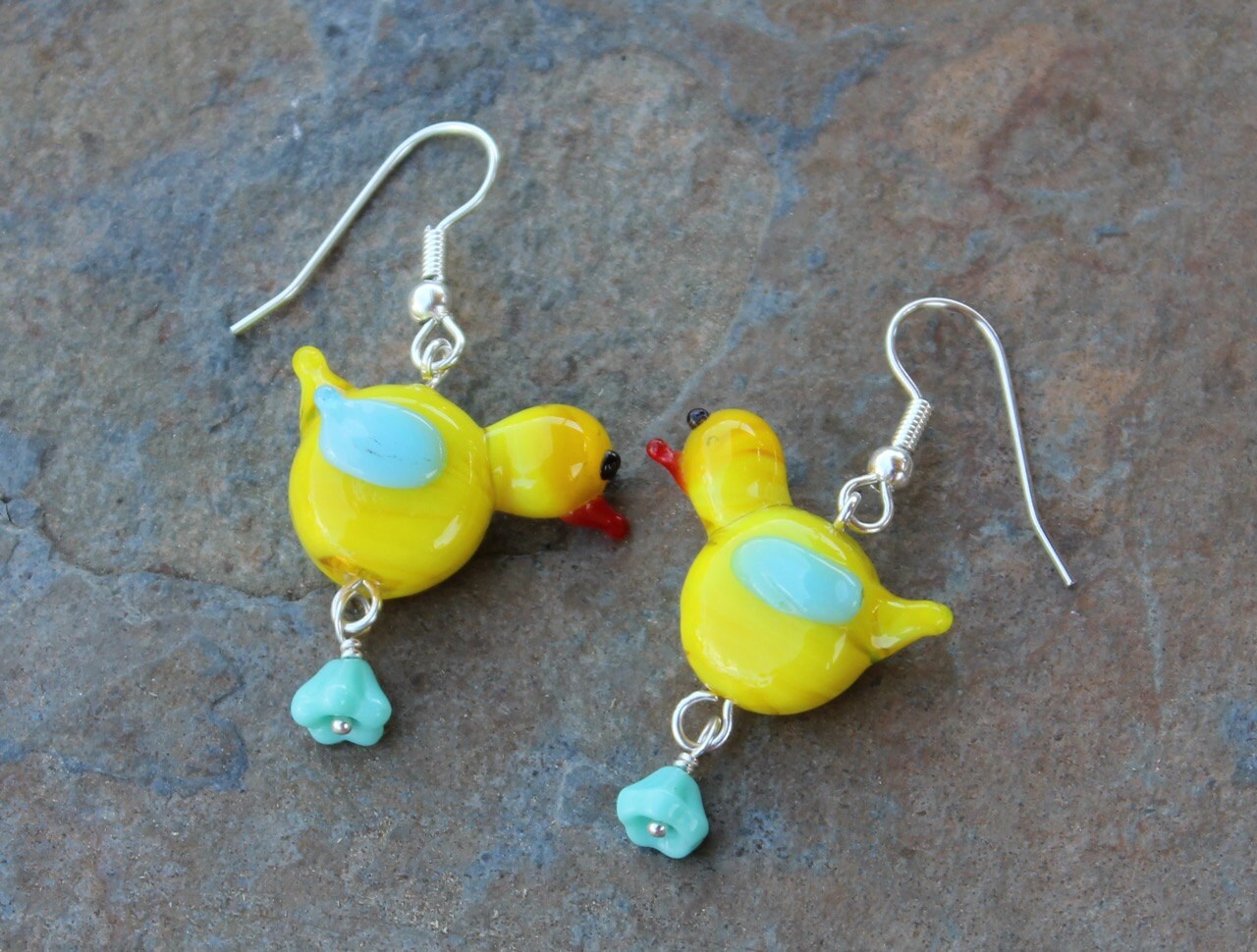 Gelbe Chirpy Vogel Ohrringe - Niedliche Handgemachte Gelbe Vogelperlen Und Aquablaue Blumen An Hypoallergenen Ohrhaken von cuteandfun