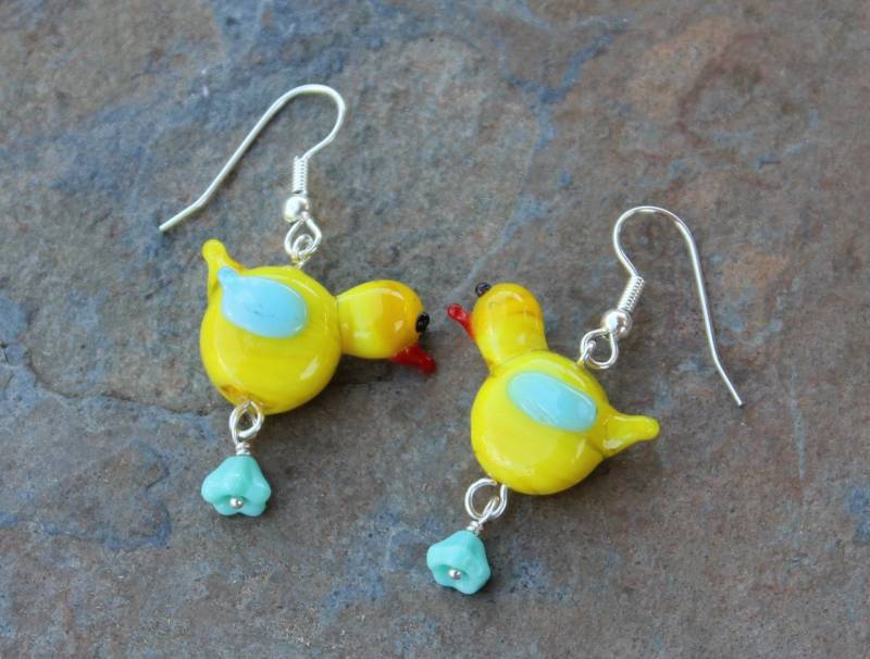 Gelbe Chirpy Vogel Ohrringe - Niedliche Handgemachte Gelbe Vogelperlen Und Aquablaue Blumen An Hypoallergenen Ohrhaken von cuteandfun