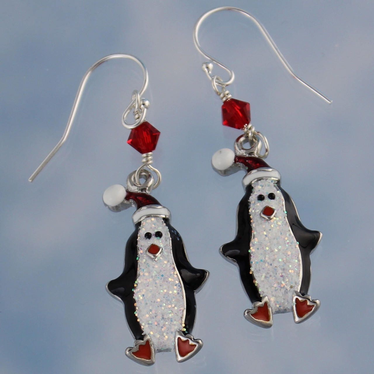 Glitzernder Pinguin in Einer Weihnachtsmütze Ohrringe - Schwarz Und Weiß Emaillierte Anhänger An Sterling Silber Haken - Winter Christmas Fun von cuteandfun