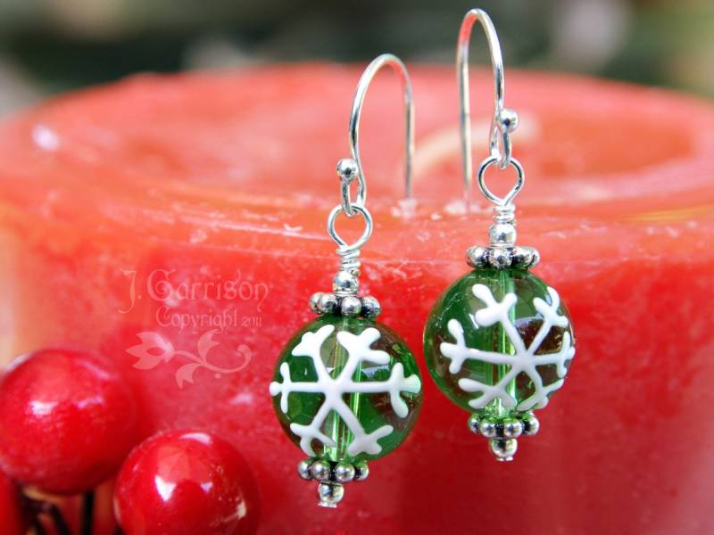 Grüne Schneeflocken-Ohrringe - Bemaltes Grünes Glas Und Weiße Schneeflocken, Sterlingsilber-Haken Auch in 14 Karat Gold Zu Füllen von cuteandfun
