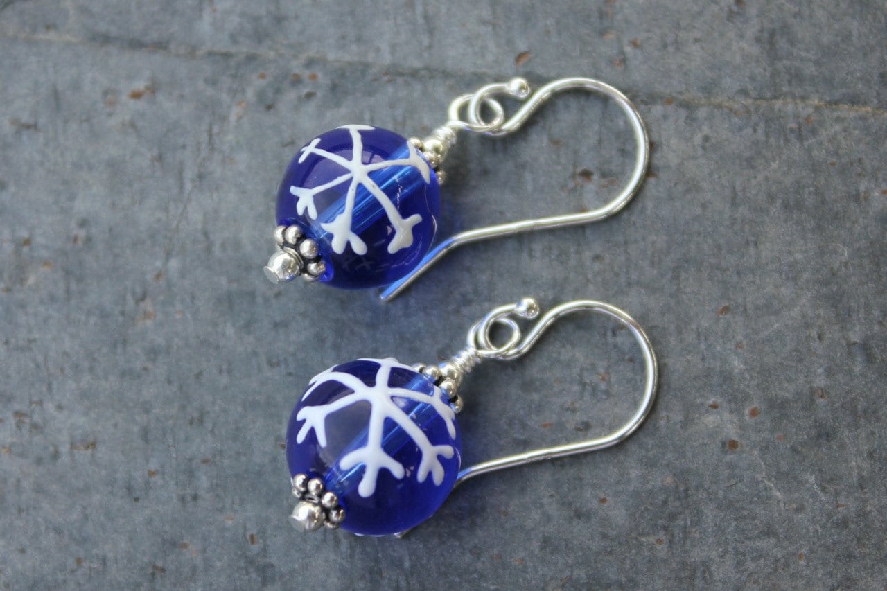 Kobaltblaue Schneeflocke-Glas Mit Handbemalten Weißen Sternen, Sterlingsilberhaken - Auch in 14 Karat Gold Zu Füllen von cuteandfun