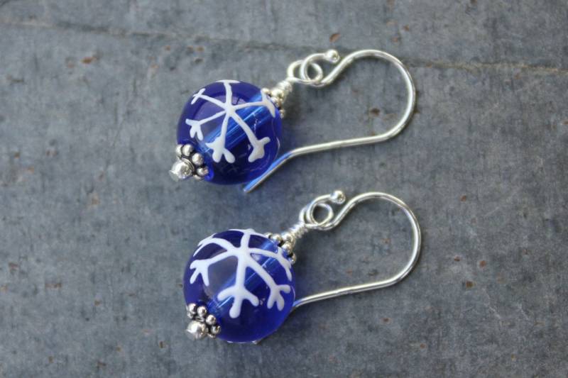 Kobaltblaue Schneeflocke-Glas Mit Handbemalten Weißen Sternen, Sterlingsilberhaken - Auch in 14 Karat Gold Zu Füllen von cuteandfun