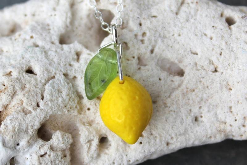 Lemon Grove Halskette - Leuchtend Gelbe Zitrone Und Grünes Glasblatt Auf Sterling Silber von cuteandfun