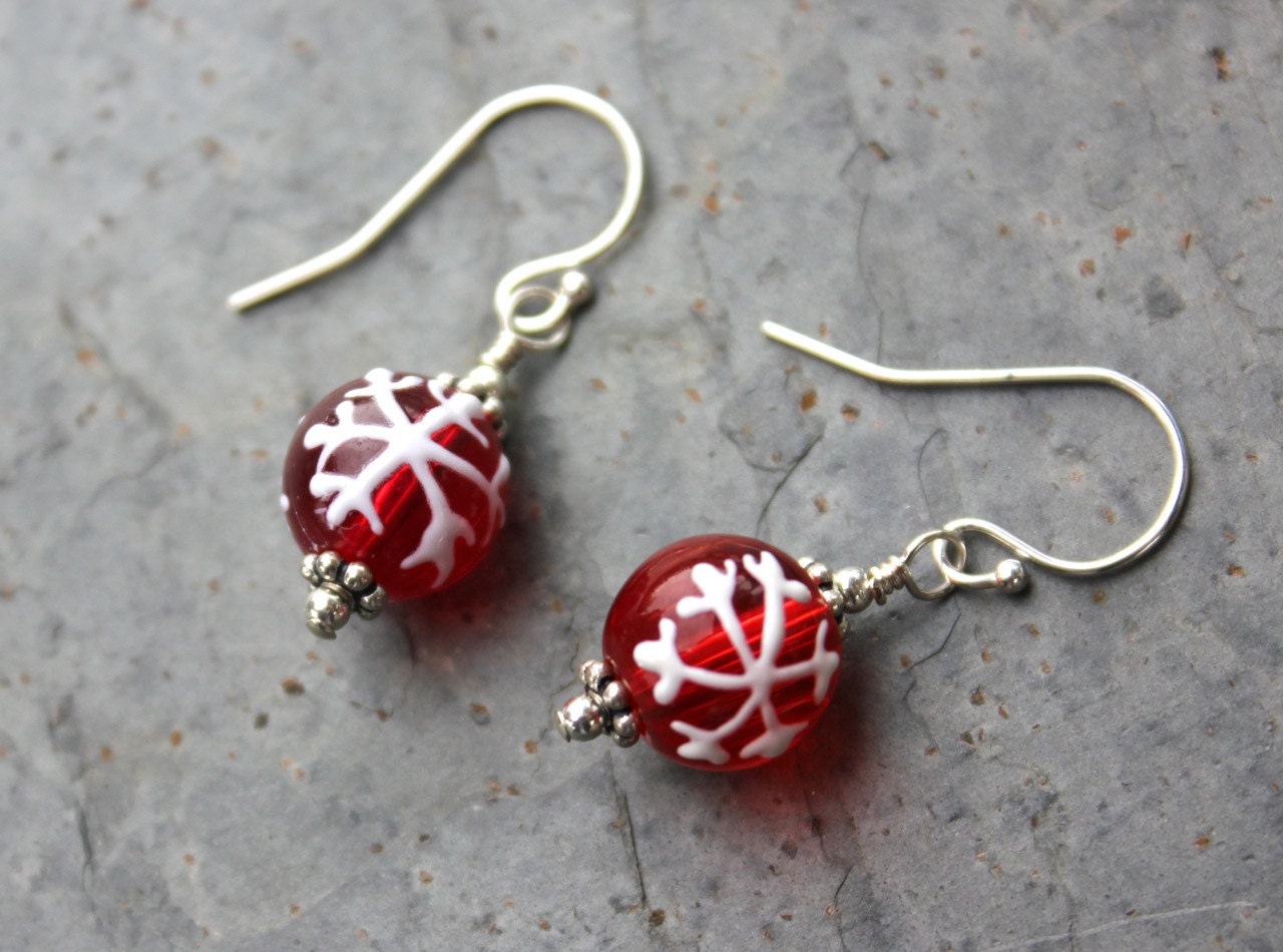 Rote Schneeflocke-Ohrringe - Rotes Glas Und Bemalte Weiße Schneeflocken, Sterling Silber Haken Auch in 14K Gold Zu Füllen von cuteandfun