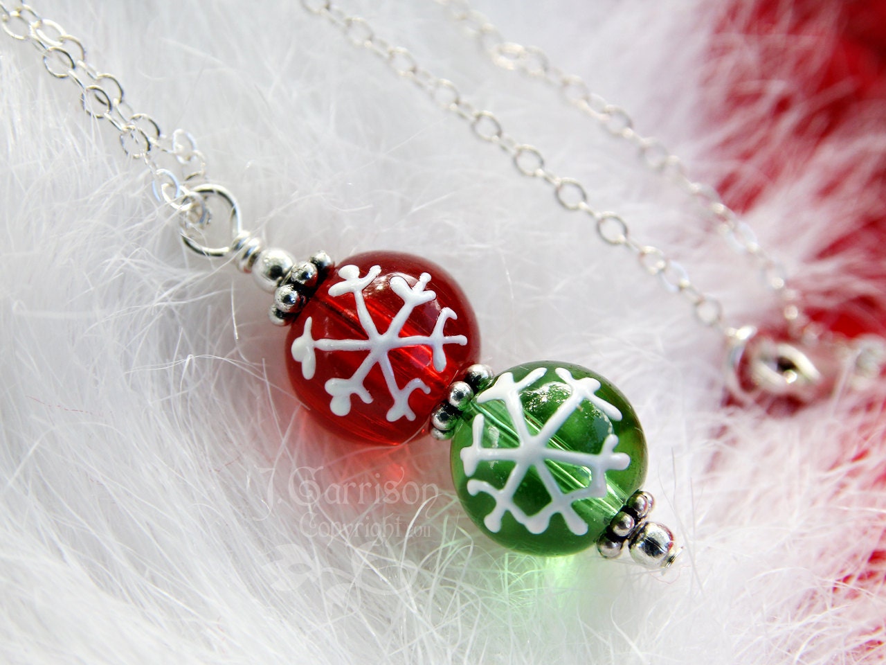 Rote Und Grüne Schneeflocke Halskette - Bemaltes Glas, Sterling Silber Kette Weihnachtsfreude Kind Bis Damen Plus Größen- Winterschmuck von cuteandfun