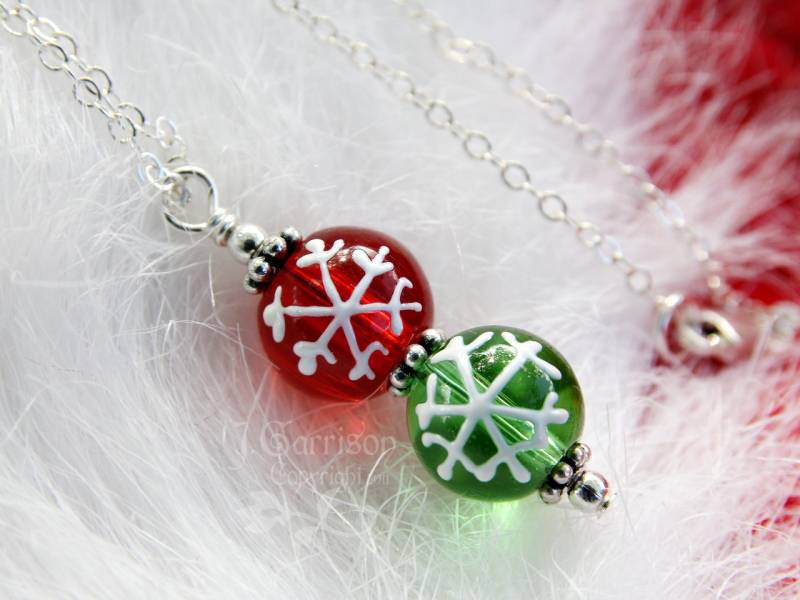 Rote Und Grüne Schneeflocke Halskette - Bemaltes Glas, Sterling Silber Kette Weihnachtsfreude Kind Bis Damen Plus Größen- Winterschmuck von cuteandfun