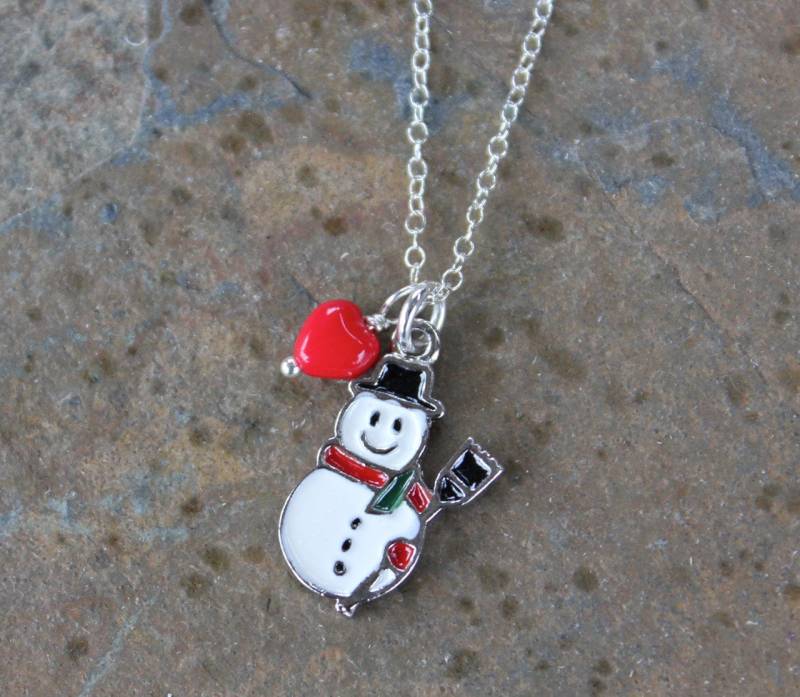 Weißer Schneemann Und Rotes Herz Halskette - Emaillierter Versilberter Anhänger An Einer Silberkette Winter, Weihnachtsgeschenk von cuteandfun