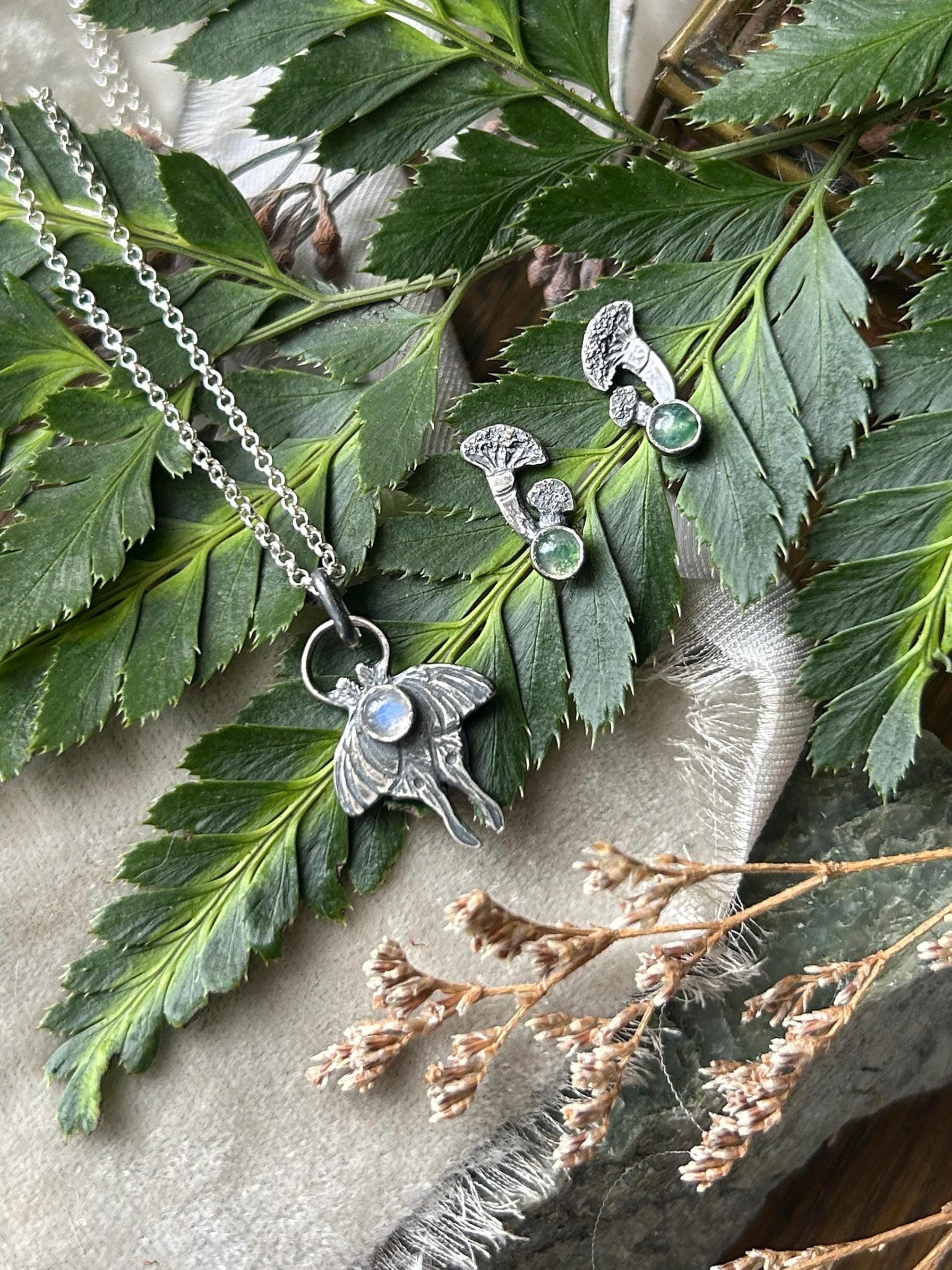 Luna Motte Halskette Mit Benutzerdefinierten Edelstein Wird Nicht Rechtzeitig Für Weihnachtsgeschenke Versendet Werden Regenbogen Mondstein von cyanowl