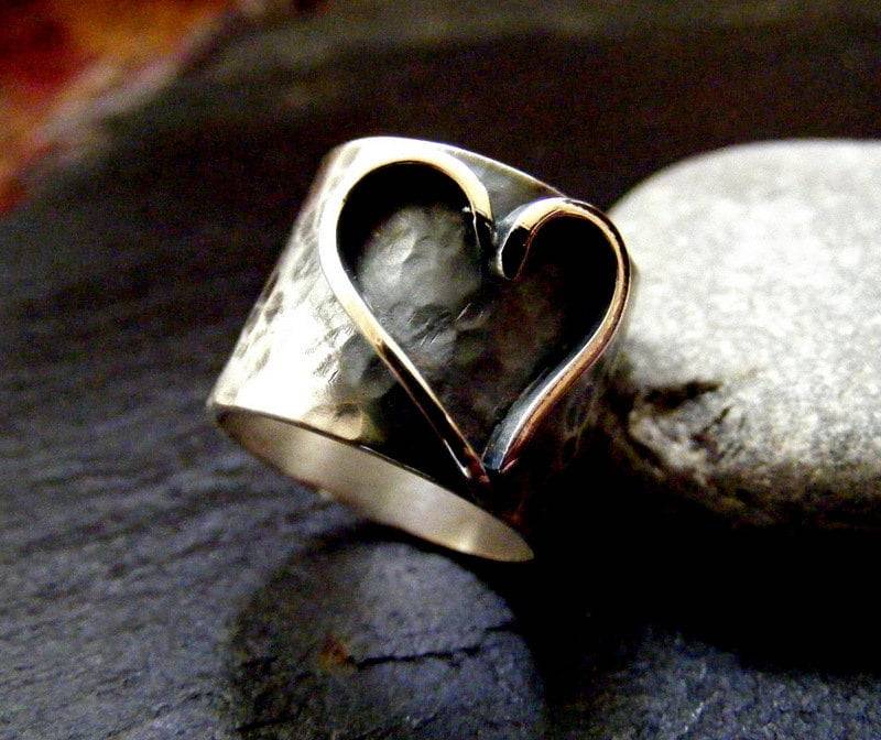 Herz-Silberring Gehämmertes Band Sterling Statement-Breitbandring Herz Herz-Silberring Gehämmertes Band Sterling Statement-Breitbandring Herz von dAgDesigns