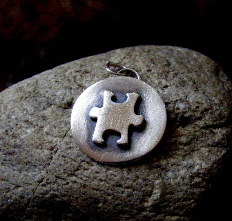 Silber Anhänger Autismus Awareness Puzzle Stück Mit Spurenkette Silber Anhänger Autismus Awareness Puzzle Stück Mit Spurenkette von dAgDesigns