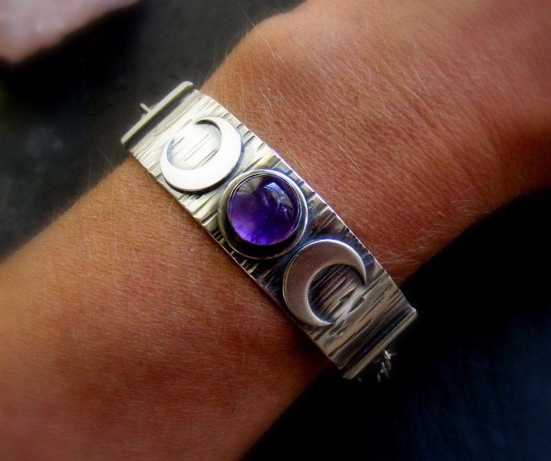 Silber Dreifach Mond Amethyst Armreif Mit Holzmaserung Und Handgemachter Schließe von dAgDesigns